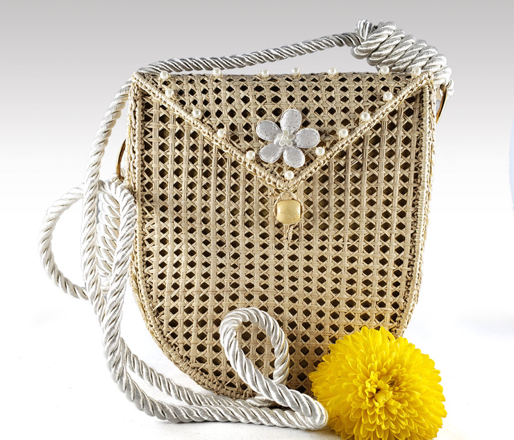 Arianna - Iraca Palm Authentic Handmade Handbag with white handle and flower accent Wholesale