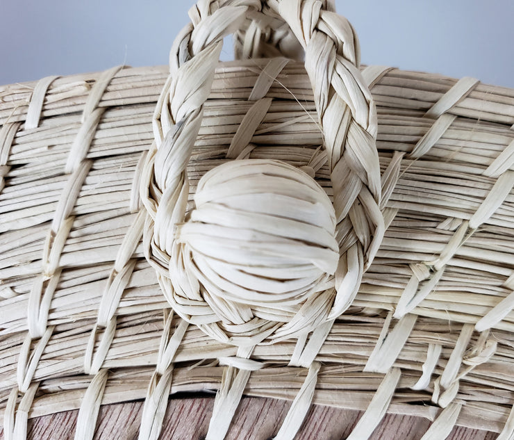 Deborah -  Iraca Palm Handmade Bag with wooden accent